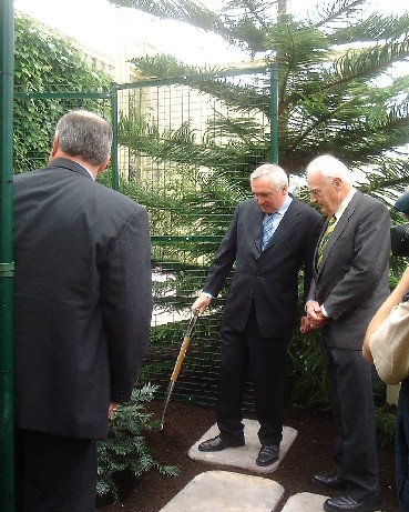 An Taoiseach Bertie Ahern and Dr. John Herron view the plant with Dr Peter Wyse Jackson